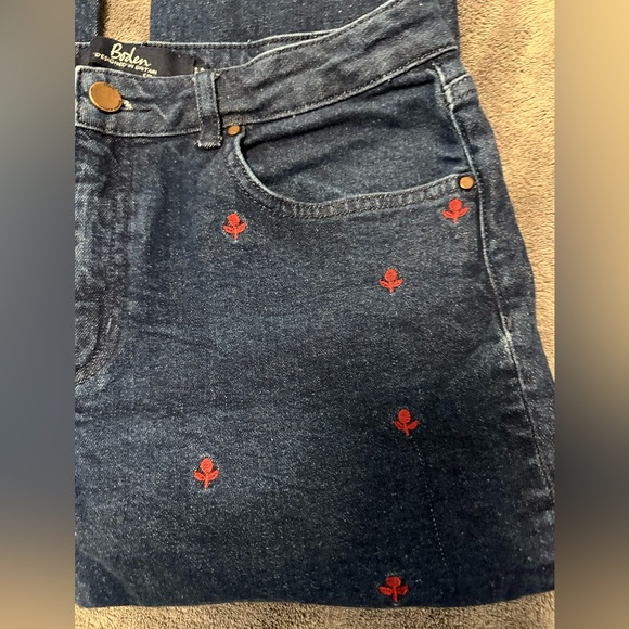 Boden Cavendish Girlfriend Jeans with Red Embroidered Flowers 🌺 Sz: 8P - Picture 5 of 11